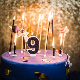 Gâteau D'anniversaire Avec Célébration De Cierge Magique Joyeux Cierges  Magiques