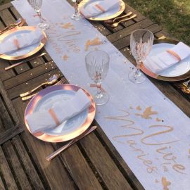 Chemin de table lin Blanc Vive les Mariés Rose gold