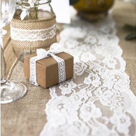 Chemin de table mariage jute et dentelle