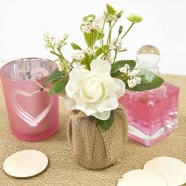 Composition rose fleurettes et feuillage dans pot jute