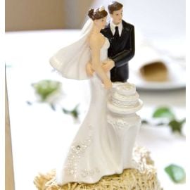 Couple de mariés Découpant le gateau