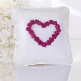 Coussin porte alliance en tissu satin avec coeur fuchsia 