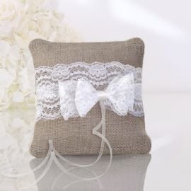 Coussin porte alliance mariage en jute avec noeud blanc dentelle