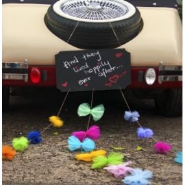 Decoration de voiture mariage guirlandes pompon avec tableau ardoise