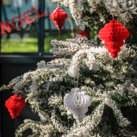 Pampille en papier rouge et blanc pour sapin de noel 