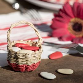 Petit panier dragees naturel fond rouge