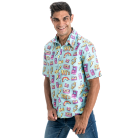 Homme souriant portant une chemise bleu aux motifs années 90 taille XL disponible sur Badaboum.fr.