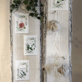 Planche de mariage rustique en bois blanchi sur support métallique avec décoration florale