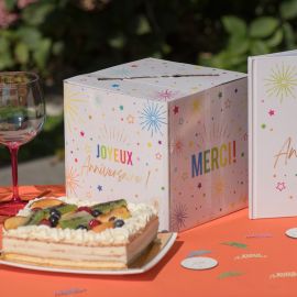 Tirelire Anniversaire Festicolor blanche 20 cm avec décorations festives – Disponible pas cher