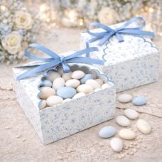 Petites boîtes à dragées fleur bleue x8 – Festons vintage avec ruban bleu