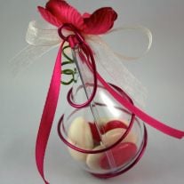 Sachet de Dragées Coeur Rouge et Blanc 25gr. Dragées en forme de coeur  intérieur au chocolat de couleur rouge.