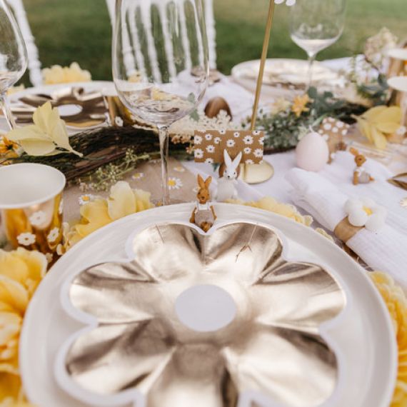 Table Avec Assiettes Et Verres Avant Une Fête. Piles De Vaisselle