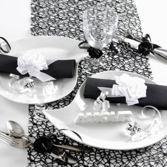 chemin-de-table-dentelle-noire - Blog Tendance Boutik, décoration de  mariage et anniversaire