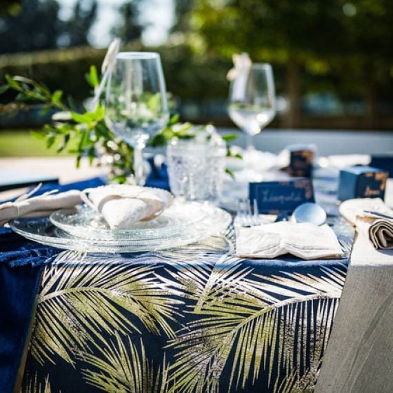 Chemin de table en dentelle bleu marine