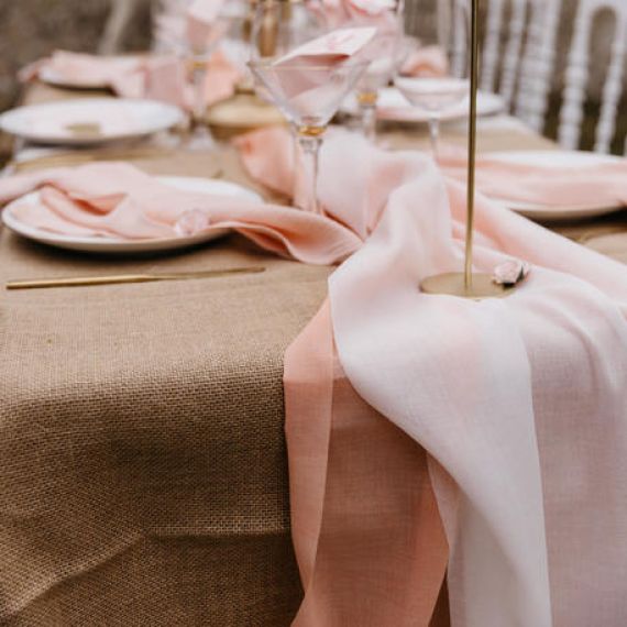 Chemin de table mousseline Rose pas cher - Decoration mariage - Badaboum