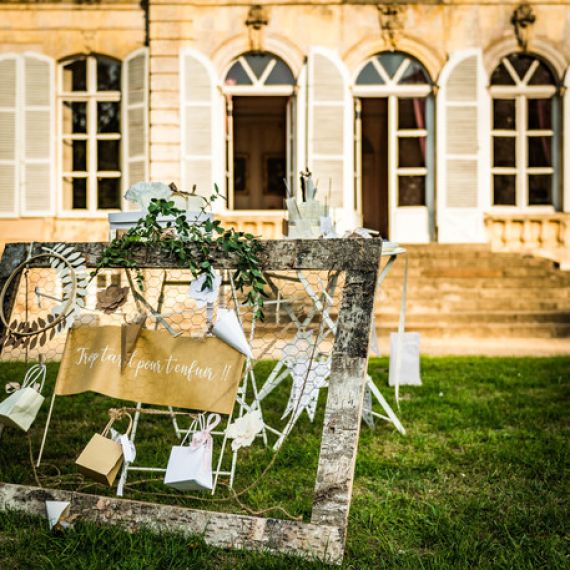 Grand cadre mariage grillage ecorce de bois, Deco mariage - Badaboum