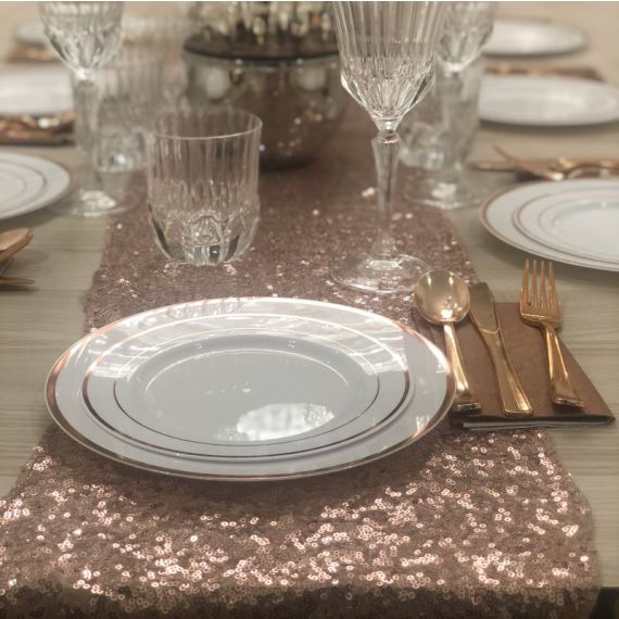 Table Avec Assiettes Et Verres Avant Une Fête. Piles De Vaisselle