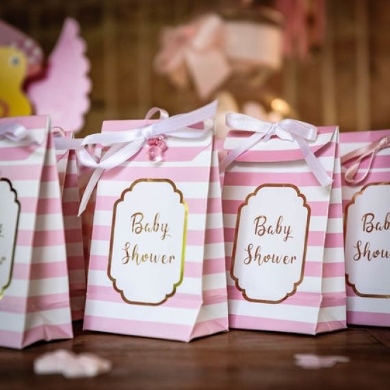 https://www.badaboum.fr/media/catalog/product/cache/e946e32b6959d67253cf1f4e604a63cc/_/p/_p_o_pochette_cadeau_baby_shower_fille.jpg