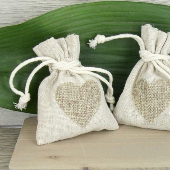 Sac a dragees pas cher en lin et jute avec coeur decoration