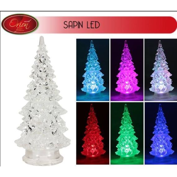 Focus sur un sapin bien fourni en bougies LED et une déco d