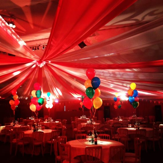 Tenture mariage rouge deco mariage Badaboum