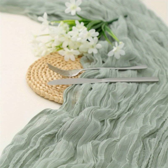 Chemin de table vert sauge en gaz de coton - deco mariage - badaboum